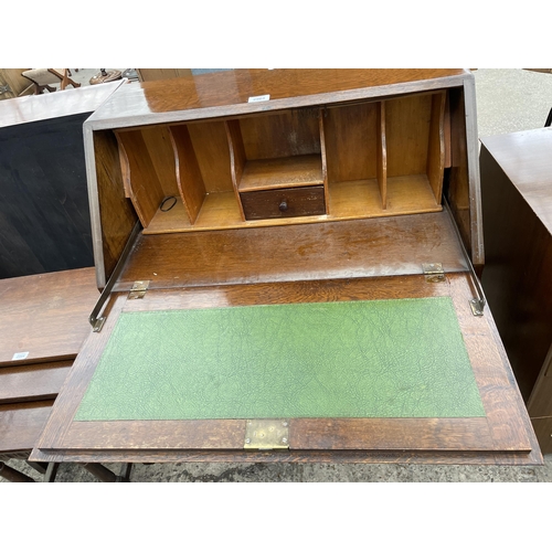 2963 - AN EARLY 20TH CENTURY OAK BUREAU ON OPEN BASE, 28