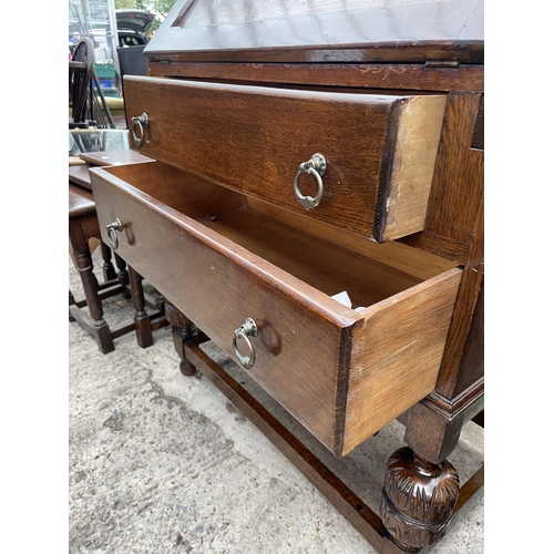 2963 - AN EARLY 20TH CENTURY OAK BUREAU ON OPEN BASE, 28