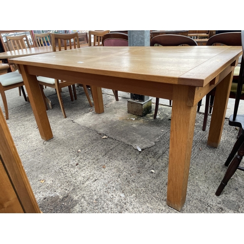 2967 - A MODERN OAK DINING TABLE ON SQUARE LEGS, 59 X 36