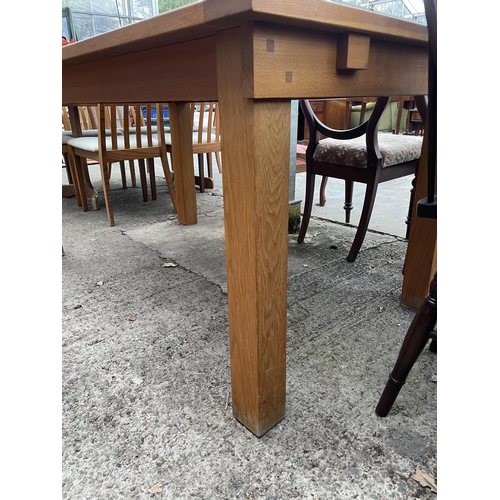 2967 - A MODERN OAK DINING TABLE ON SQUARE LEGS, 59 X 36