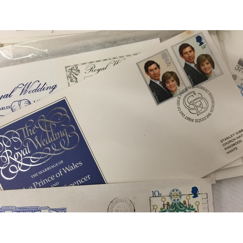 424A - A LARGE QUANTITY OF FIRST DAY COVERS