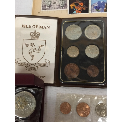 432A - VARIOUS COINS AND STAMPS TO INCLUDE ISLE OF MAN, CROWNS, NEW ZEALAND COINS AND STAMPS FROM AROUND TH... 