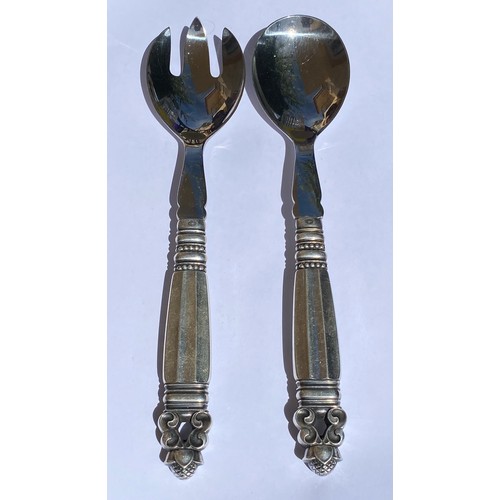 5 - AN ART DECO GEORG JENSEN STERLING SILVER TWO PIECE SALAD SERVER SET IN THE ACORN PATTERN - COMPRISIN... 