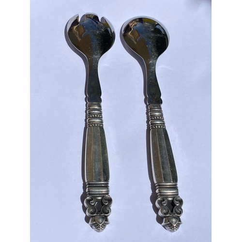 5 - AN ART DECO GEORG JENSEN STERLING SILVER TWO PIECE SALAD SERVER SET IN THE ACORN PATTERN - COMPRISIN... 