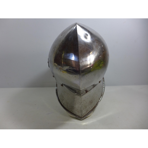 313 - A GOOD QUALITY REPLICA MEDIEVAL SALLET HELMET WITH LIFT UP VISOR AND LEATHER LINING, ARMOURERS MARK