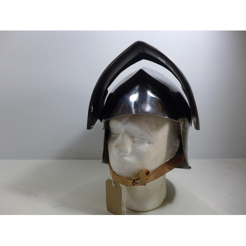 313 - A GOOD QUALITY REPLICA MEDIEVAL SALLET HELMET WITH LIFT UP VISOR AND LEATHER LINING, ARMOURERS MARK