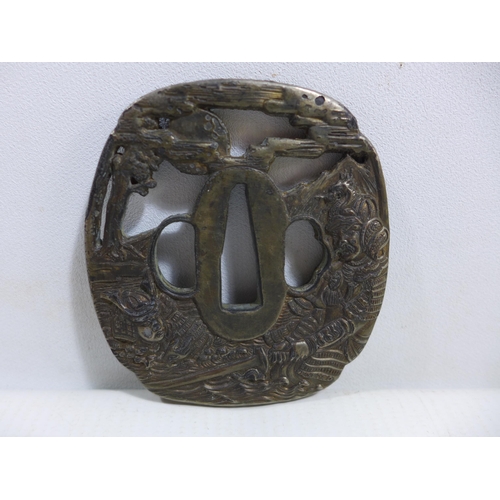 345 - A JAPANESE WHITE METAL TSUBA DECORATED WITH SAMURAI, DIAMETER 8CM