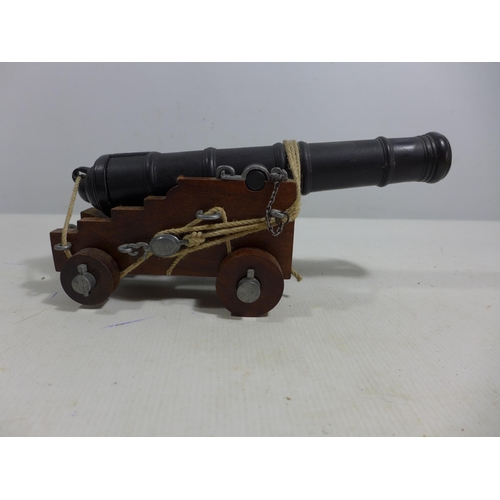 349 - A NON FIRING MODEL OF A NAVAL NAPOLEONIC WAR CANON MOUNTED ON A WOODEN CARRIAGE, 25.5CM BARREL, LENG... 