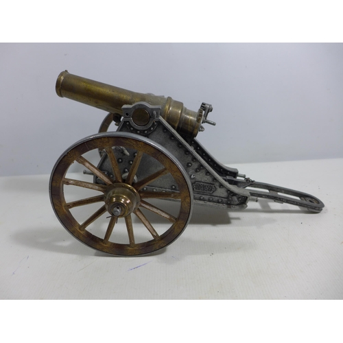 350 - A NON FIRING MODEL OF A MORTERO 1895 CANON ON A METAL CARRAIGE, 7.5CM BARREL, LENGTH 36CM