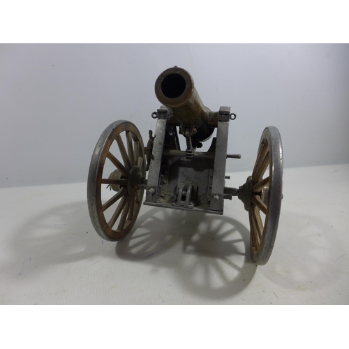 350 - A NON FIRING MODEL OF A MORTERO 1895 CANON ON A METAL CARRAIGE, 7.5CM BARREL, LENGTH 36CM