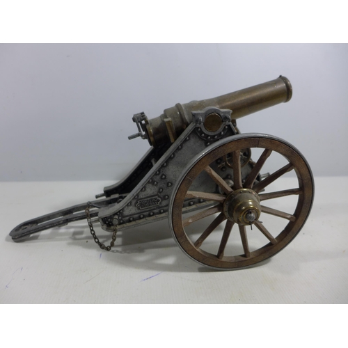 350 - A NON FIRING MODEL OF A MORTERO 1895 CANON ON A METAL CARRAIGE, 7.5CM BARREL, LENGTH 36CM