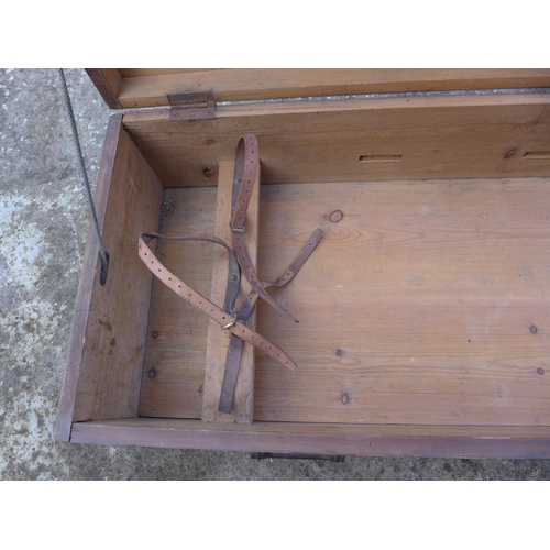 353 - A WOODEN TRANSIT CASE FOR A 1917 BROWNING 30 CALIBRE MACHINE GUN, WITH ORIGINAL LEATHER HOLD DOWN ST... 