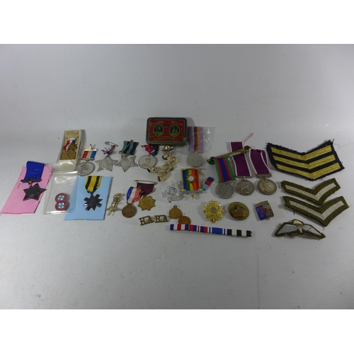 357 - A COLLECTION OF ASSORTED MILITARY MEDALS, OFFICERS PIPS, CLOTH BADGES, COMMEMORATIVE MEDALS ETC