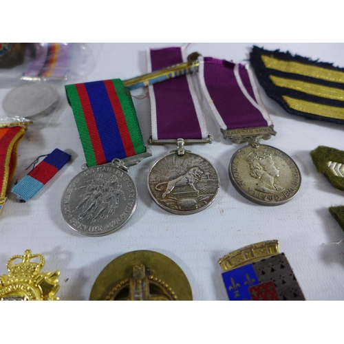 357 - A COLLECTION OF ASSORTED MILITARY MEDALS, OFFICERS PIPS, CLOTH BADGES, COMMEMORATIVE MEDALS ETC