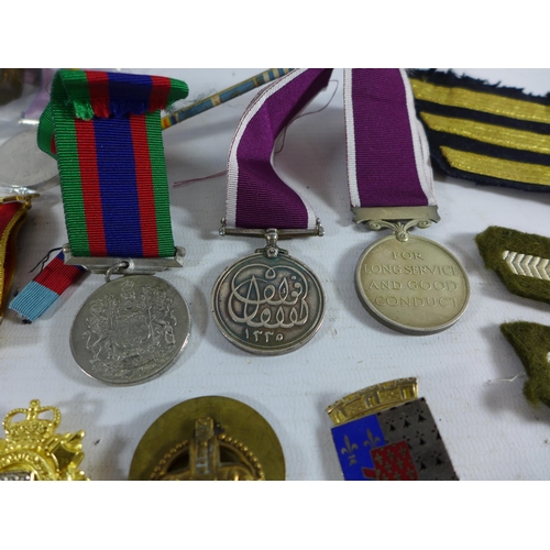 357 - A COLLECTION OF ASSORTED MILITARY MEDALS, OFFICERS PIPS, CLOTH BADGES, COMMEMORATIVE MEDALS ETC