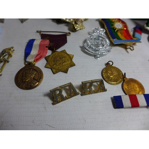 357 - A COLLECTION OF ASSORTED MILITARY MEDALS, OFFICERS PIPS, CLOTH BADGES, COMMEMORATIVE MEDALS ETC