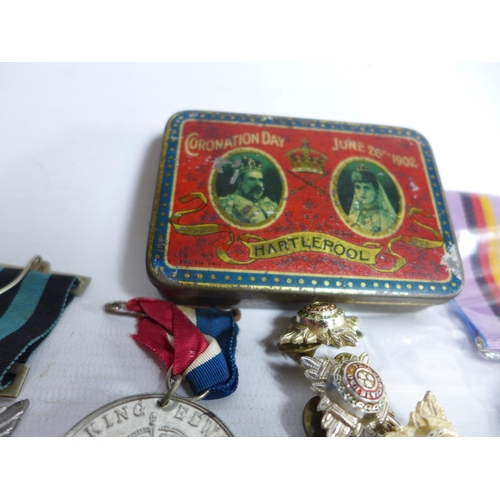 357 - A COLLECTION OF ASSORTED MILITARY MEDALS, OFFICERS PIPS, CLOTH BADGES, COMMEMORATIVE MEDALS ETC