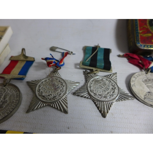 357 - A COLLECTION OF ASSORTED MILITARY MEDALS, OFFICERS PIPS, CLOTH BADGES, COMMEMORATIVE MEDALS ETC