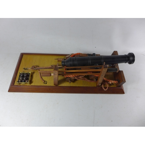 364 - A MODEL OF A NAPOLEONIC WAR NAVAL CANON, LENGTH 40CM