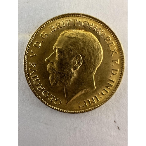 302 - A 1915 GOLD HALF SOVEREIGN - 3.99 GRAMS