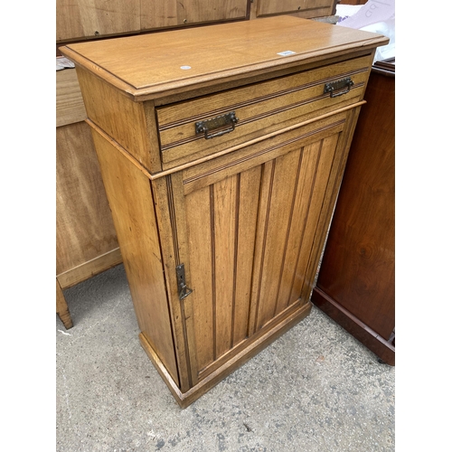 2575 - AN ART NOUVEAU INFLUENCE CUPBOARD WITH SINGLE DRAWER, 27