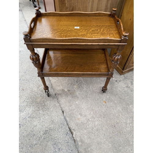 2576 - AN EARLY 20TH CENTURY OAK TWO TIER DINNER TROLLEY WITH LIFT-OUT TRAY