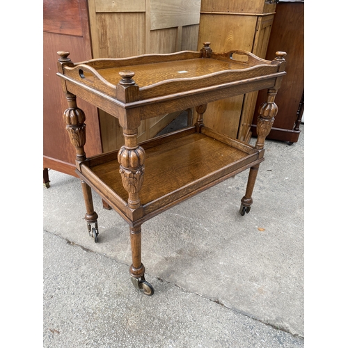 2576 - AN EARLY 20TH CENTURY OAK TWO TIER DINNER TROLLEY WITH LIFT-OUT TRAY