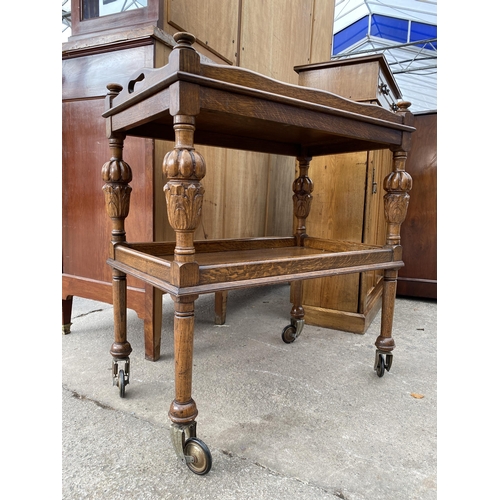 2576 - AN EARLY 20TH CENTURY OAK TWO TIER DINNER TROLLEY WITH LIFT-OUT TRAY