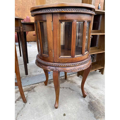 2598 - A REPRODUCTION HARDWOOD DISPLAY STAND/TABLE WITH TWO DOORS AND DETACHABLE TRAY