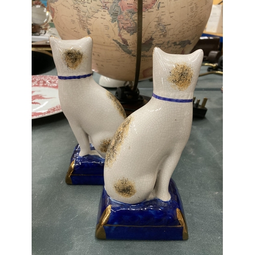 116 - A PAIR OF VINTAGE STAFFORDSHIRE CATS, HEIGHT 19CM