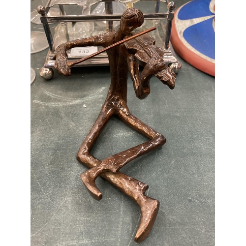 134 - A BRONZE MATCHSTICK FIGURE PLAYING A VIOLIN, HEIGHT 13CM