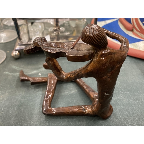 134 - A BRONZE MATCHSTICK FIGURE PLAYING A VIOLIN, HEIGHT 13CM