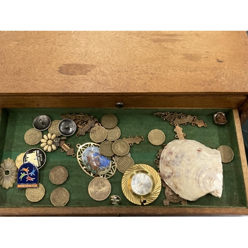 147 - A WOODEN THREE DRAWER CHEST INCLUDING CONTENTS OF COSTUME JEWELLERY, BADGES, THREEPENNY BITS, ETC