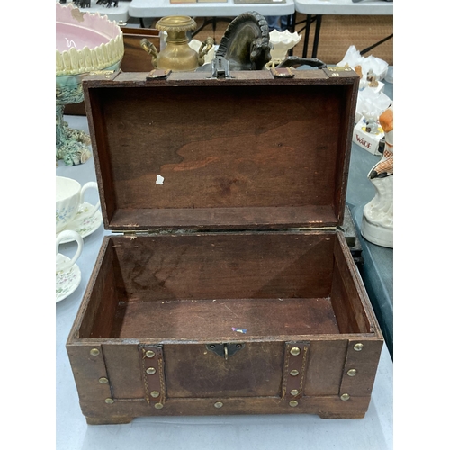 148 - A SMALL WOODEN CHEST WITH LEATHER BINDING, HEIGHT 16CM, WIDTH 28CM, DEPTH 17CM