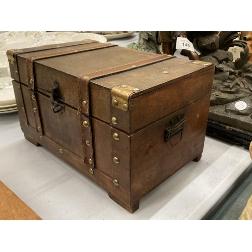 148 - A SMALL WOODEN CHEST WITH LEATHER BINDING, HEIGHT 16CM, WIDTH 28CM, DEPTH 17CM