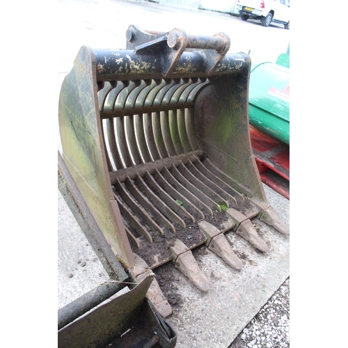 236 - A 13 TONNE RIDDLE BUCKET NO VAT