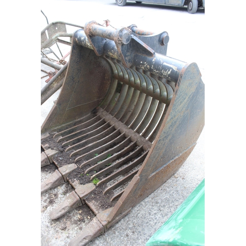 236 - A 13 TONNE RIDDLE BUCKET NO VAT