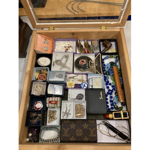 19 - A TABLE TOP JEWELLERY DISPLAY CASE WITH ASSORTED BOXED COLLECTABLE ITEMS AND JEWELLERY