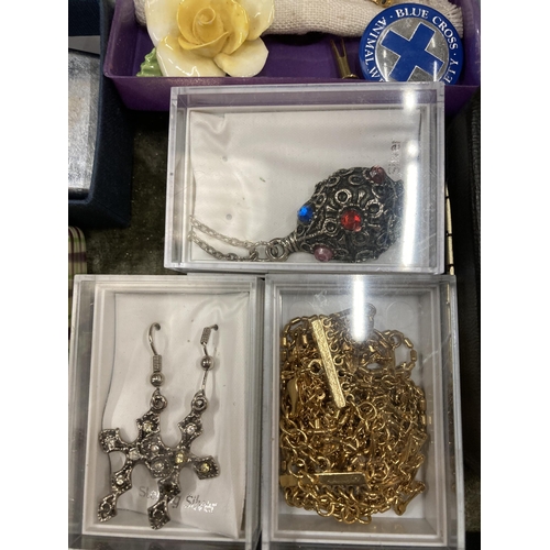 19 - A TABLE TOP JEWELLERY DISPLAY CASE WITH ASSORTED BOXED COLLECTABLE ITEMS AND JEWELLERY