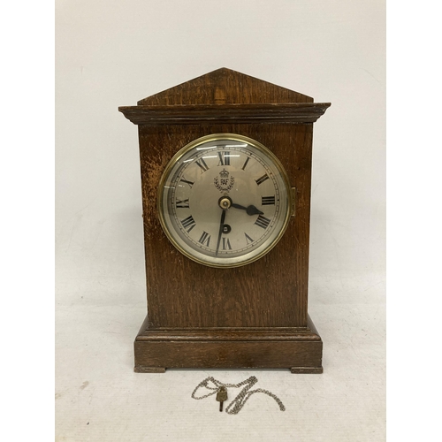 21 - A VINTAGE OAK CASED MANTLE CLOCK WITH 'RAF' MONOGRAM TO DIAL, WITH PENDULUM