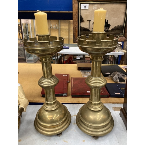 25 - A PAIR OF ECCLESIASTICAL TOWER DESIGN BRASS COLUMN ALTAR CANDLESTICKS