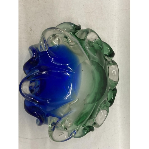 37 - AN ITALIAN BLUE AND GREEN ART GLASS BOWL, POSSIBLY MURANO