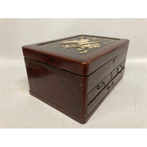 40 - A JAPANESE LACQUERED SEWING BOX AND CONTENTS WITH BIRD DESIGN TOP AND INNER COMPARTMENTS AND LOWER D... 