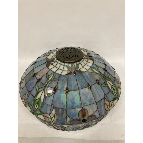 6 - A VINTAGE TIFFANY STYLE LEADED GLASS CEILING LIGHT SHADE