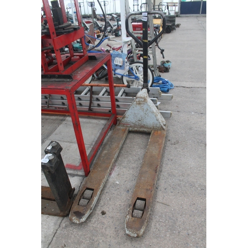 1387 - PALLET TRUCK NO VAT