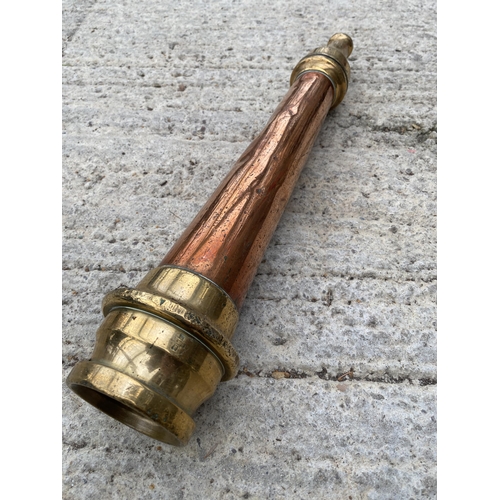 1582 - A VINTAGE BRASS AND COPPER 'JOHN MORRIS & SONS LTD' FIRE HOSE NOZZLE
