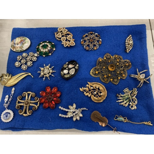 165 - A QUANTITY OF VINTAGE BROOCHES - 19 IN TOTAL