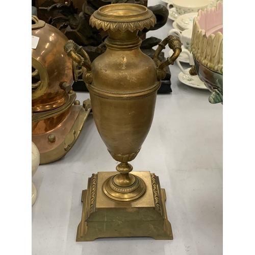 191 - A VICTORIAN GILT URN, HEIGHT 28CM