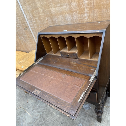 2993 - A MID 20TH CENTURY OAK BUREAU, 28