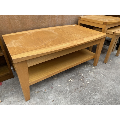 2994 - A MODERN OAK COFFEE TABLE, 39.5 X 24